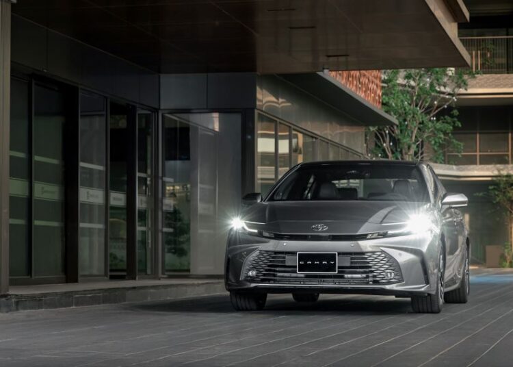 Giá Camry mới