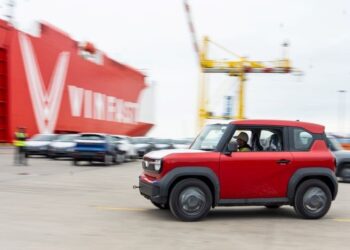 Gần 2.500 xe ô tô điện VinFast lên đường đến Indonesia