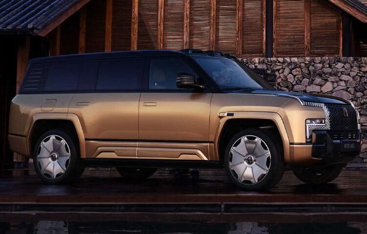 Yangwang U8L của BYD lần đầu lộ diện