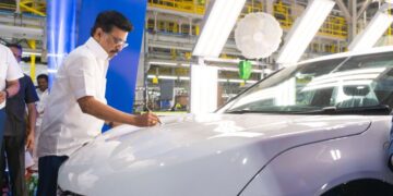 VinFast xuất xưởng chiếc ô tô điện đầu tiên tại nhà máy ở Ấn Độ