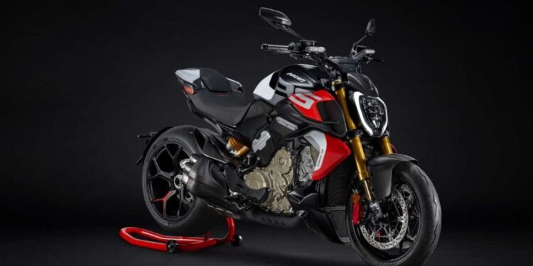 Ducati Diavel V4 RS 2026: “Quái thú cơ bắp” bứt tốc 0-100 km/h trong 2,5 giây