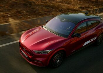 Ford Mustang Mach-E tại Việt Nam chỉ còn 1,699 tỷ đồng, miễn phí sạc 5 năm, cứu hộ pin 24/7