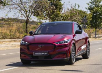 Ford Mustang Mach-E tại Việt Nam chỉ còn 1,699 tỷ đồng, miễn phí sạc 5 năm, cứu hộ pin 24/7