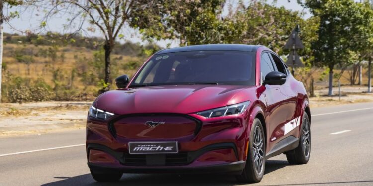 Ford Mustang Mach-E tại Việt Nam chỉ còn 1,699 tỷ đồng, miễn phí sạc 5 năm, cứu hộ pin 24/7