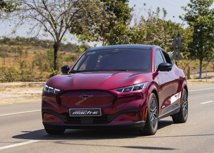 Ford Mustang Mach-E tại Việt Nam chỉ còn 1,699 tỷ đồng, miễn phí sạc 5 năm, cứu hộ pin 24/7