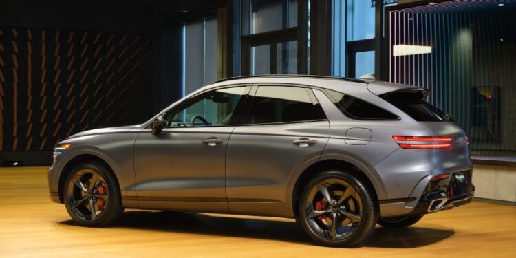 Genesis GV70 Prestige Graphite 2027 trình làng: Ngoại thất tối màu, động cơ V6 tăng áp kép