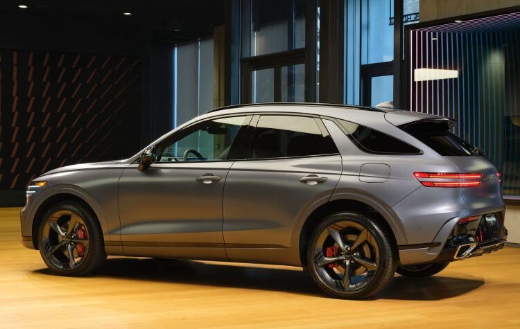 Genesis GV70 Prestige Graphite 2027 trình làng: Ngoại thất tối màu, động cơ V6 tăng áp kép