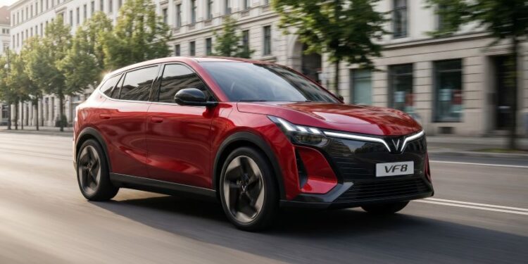 VinFast VF 8 thế hệ mới trình làng, giá từ 999 triệu đồng