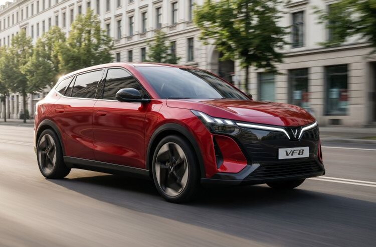 VinFast VF 8 thế hệ mới trình làng, giá từ 999 triệu đồng