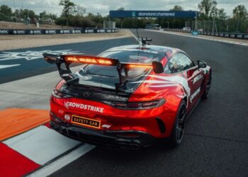Cận cảnh chiếc Safety Car F1 Mercedes-AMG GT 63 Pro 4Matic+: Bỏ đèn xoay trên nóc, tích hợp LED vào cánh gió sau
