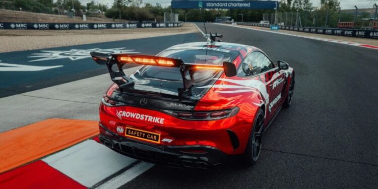 Cận cảnh chiếc Safety Car F1 Mercedes-AMG GT 63 Pro 4Matic+: Bỏ đèn xoay trên nóc, tích hợp LED vào cánh gió sau