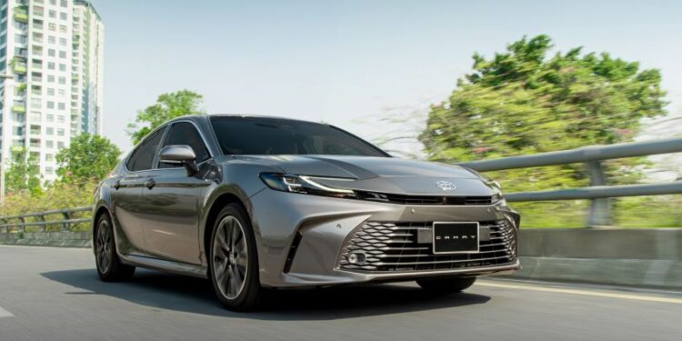 Toyota giảm 140 triệu đồng cho phiên bản Camry HEV Premium
