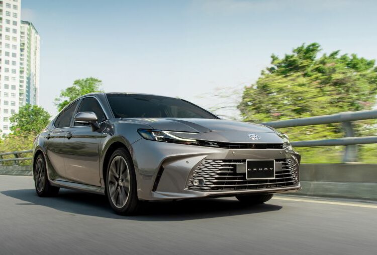 Toyota giảm 140 triệu đồng cho phiên bản Camry HEV Premium