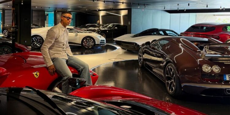 Cristiano Ronaldo khoe bộ sưu tập siêu xe triệu USD
