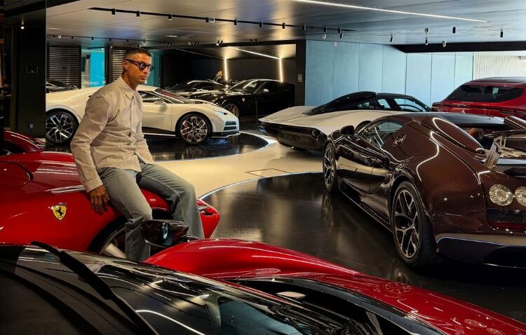 Cristiano Ronaldo khoe bộ sưu tập siêu xe triệu USD
