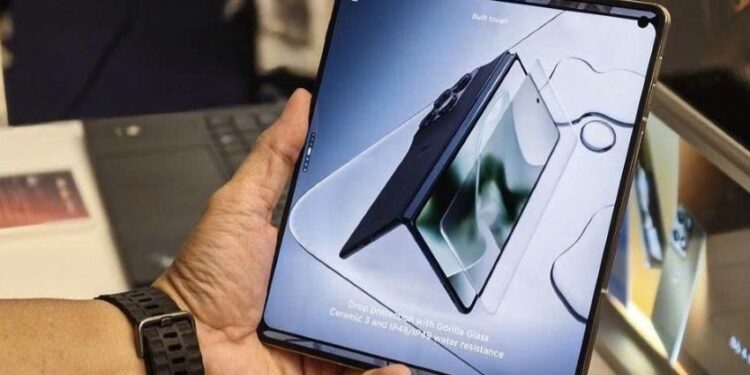 Motorola razr fold: Điện thoại gập chính thức của giải đua Formula 1 trình làng tại Việt Nam