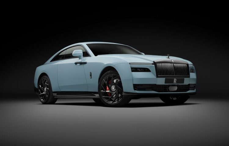 Rolls-Royce mang Spectre Series II cho khách trải nghiệm mùa hè tại Saint-Tropez, Pháp