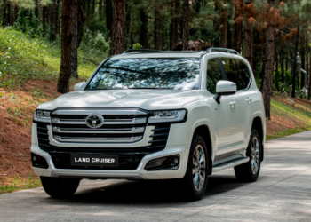 Toyota đưa Land Cruiser 300 hybrid về Việt Nam, giá từ 4,71 tỷ đồng