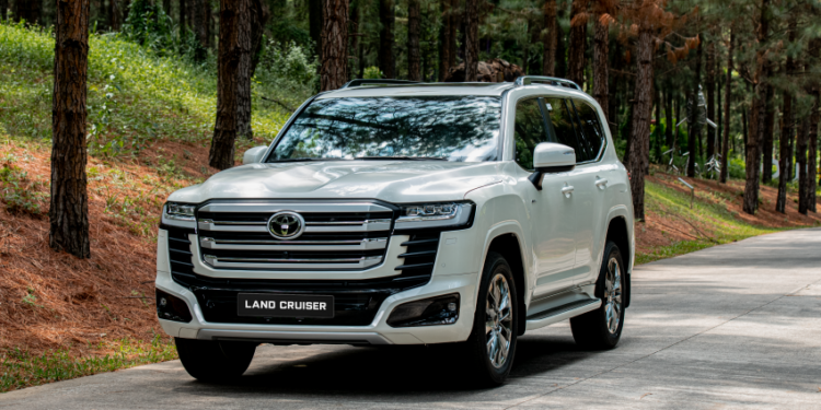 Toyota đưa Land Cruiser 300 hybrid về Việt Nam, giá từ 4,71 tỷ đồng