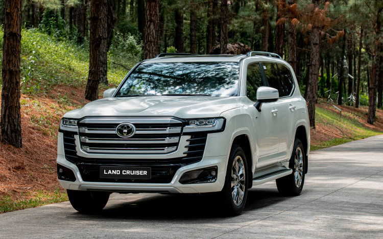 Toyota đưa Land Cruiser 300 hybrid về Việt Nam, giá từ 4,71 tỷ đồng