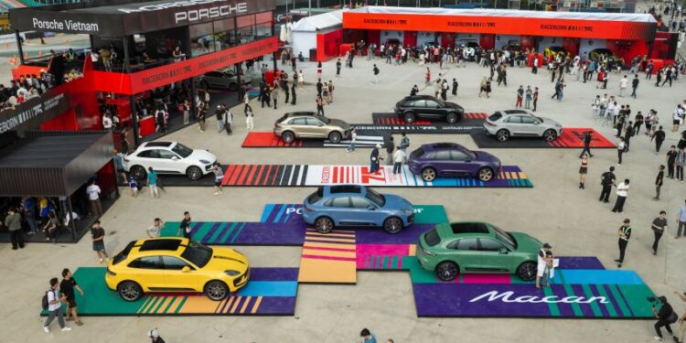 Lần đầu tổ chức tại Việt Nam, Porsche Together thu hút gần 8.000 người và hơn 100 chiếc Porsche hội tụ