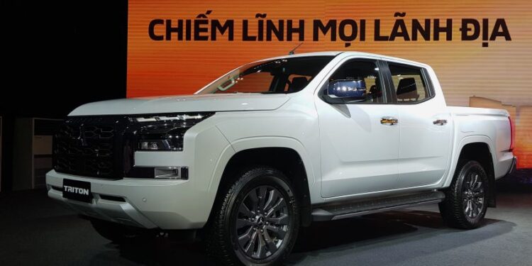 Thị trường ô tô tháng Ngâu: Doanh số VAMA giảm 25%, Mitsubishi Triton bất ngờ vượt mặt Ford Ranger