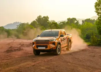 Cuối tuần này ra Đồng Mô: xem đua địa hình, lái thử Hilux và Land Cruiser FJ trên đường bùn thật