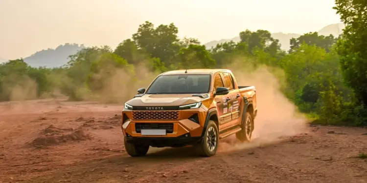 Cuối tuần này ra Đồng Mô: xem đua địa hình, lái thử Hilux và Land Cruiser FJ trên đường bùn thật