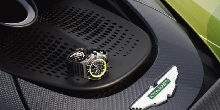 Đồng hồ Breitling cá nhân hóa dành riêng cho chủ xe Aston Martin Valhalla