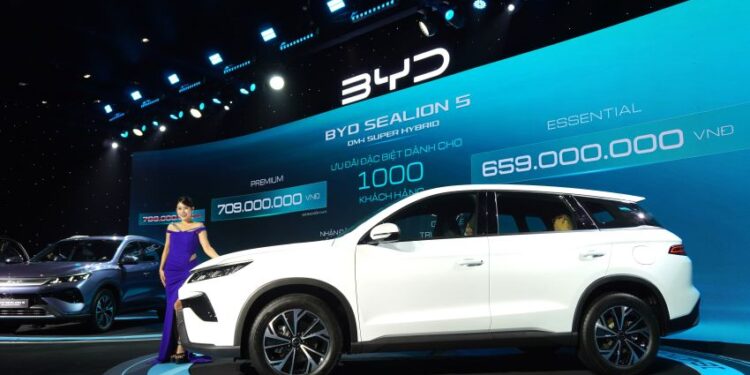 BYD Sealion 5 ra mắt Việt Nam: Giá từ 659 triệu đồng, chạy hơn 1.200 km với bình xăng 52 lít và pin đầy