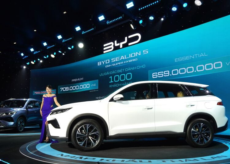 BYD Sealion 5 ra mắt Việt Nam: Giá từ 659 triệu đồng, chạy hơn 1.200 km với bình xăng 52 lít và pin đầy
