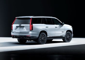 Cadillac Escalade-V Collector Series màu trắng Vibrant White Tricoat nhìn chéo sau