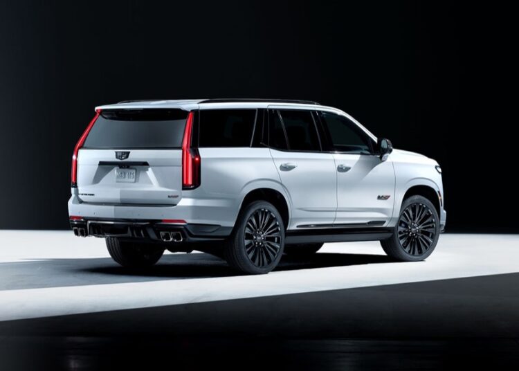 Cadillac Escalade-V Collector Series màu trắng Vibrant White Tricoat nhìn chéo sau