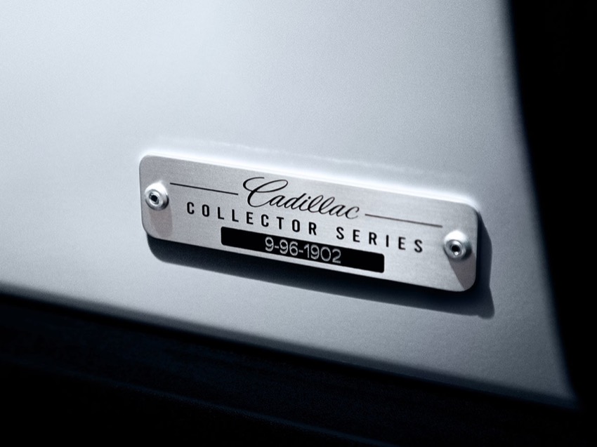 Bảng định danh Collector Series ghi số thứ tự sản xuất trên Cadillac Escalade-V