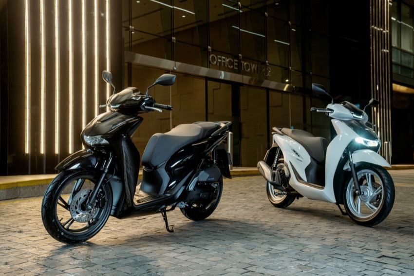 Honda SH160i 2027 màu Aura Black Edition đặt cạnh bản màu trắng đen