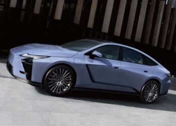 Lexus ES thế hệ thứ 8 màu xanh nhạt