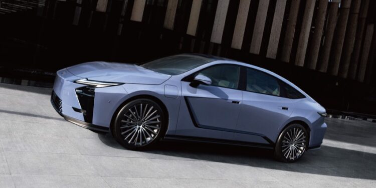 Lexus ES thế hệ thứ 8 màu xanh nhạt
