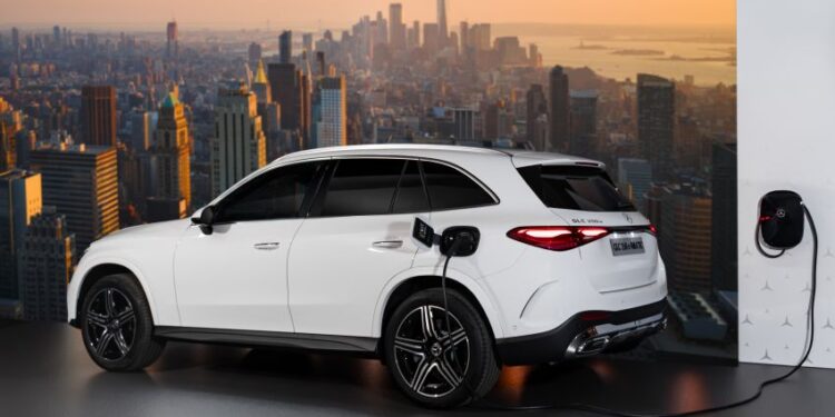Mercedes-Benz GLC có thêm bản plug-in hybrid tại Việt Nam, giá gần 3 tỷ đồng