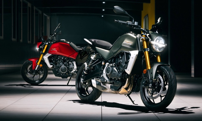 Hai phiên bản màu đỏ và xanh xám của Moto Guzzi The Trip 500