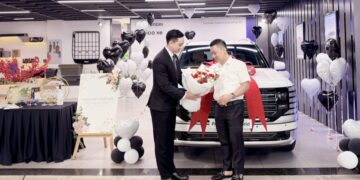 Khách hàng nhận bàn giao xe Hyundai Palisade Hybrid