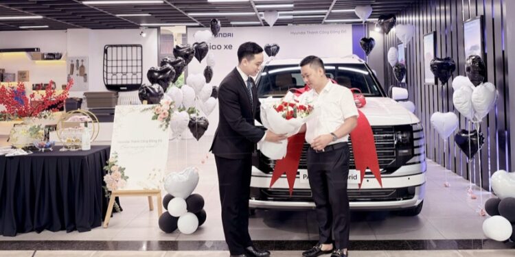 Khách hàng nhận bàn giao xe Hyundai Palisade Hybrid