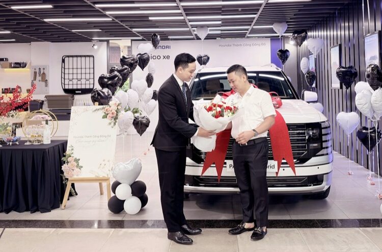Khách hàng nhận bàn giao xe Hyundai Palisade Hybrid