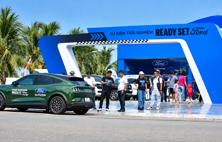 Ford mang Mustang Mach-E cho khách hàng lái thử tại sự kiện “Ready Set Ford” TP.HCM dịp cuối tuần