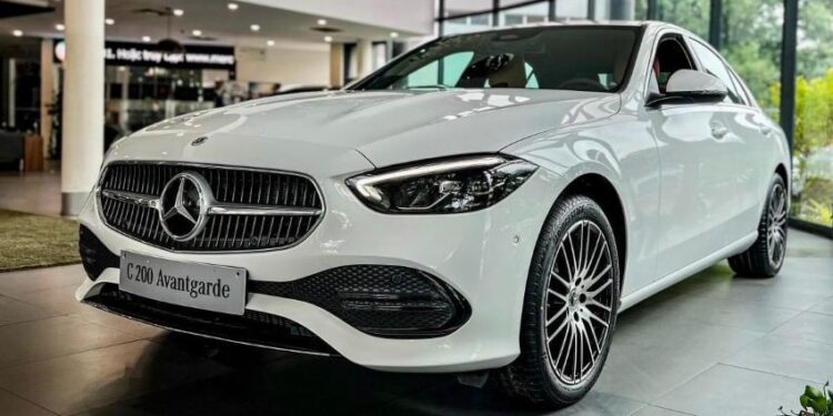 Mercedes-Benz Việt Nam triệu hồi 574 xe C200 và C300 để sửa lỗi có thể khiến xe tự trôi
