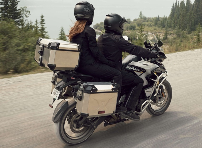 Hai người đi Triumph Tiger 1200 Rally Explorer 2027 trên đường