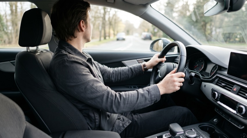 Tài xế ngồi đúng tư thế, thắt dây an toàn, giữ khoảng cách với vô-lăng