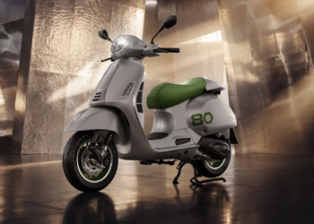 Vespa Edizione Ottantesimo sơn xám mờ, yên và vành xanh lá