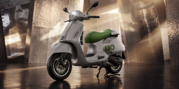 Vespa Edizione Ottantesimo sơn xám mờ, yên và vành xanh lá