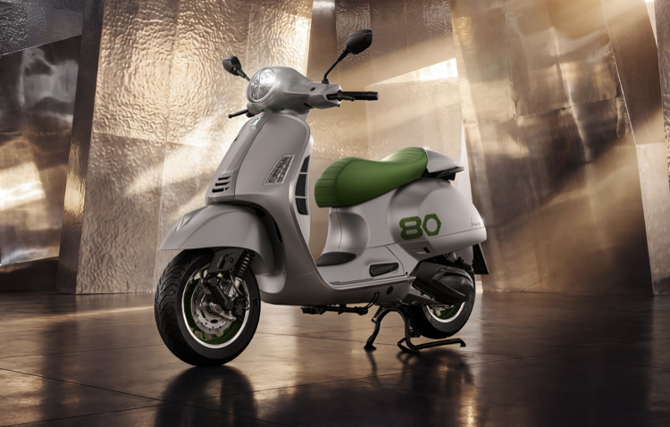 Vespa Edizione Ottantesimo sơn xám mờ, yên và vành xanh lá