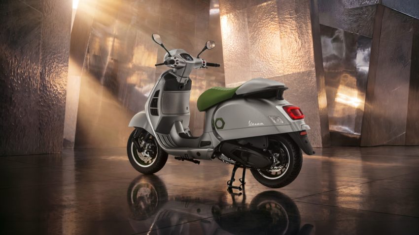 Vespa Edizione Ottantesimo nhìn từ phía sau, yên xanh lá